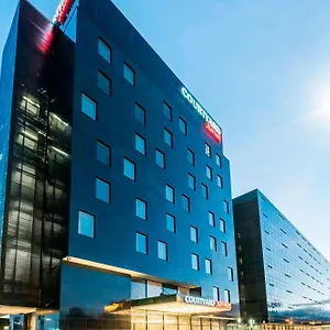 Otel Courtyard By Marriott Airport